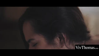 Sexy lesbické milenky explodují ve vzrušujícím orgasmickém šílenství