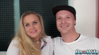 Blonda Barra Brass tar massiv anal creampie bredvid sin cuckold