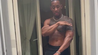 TikTok con influencer musulmana prima di Eid diventano scopata in camera col marito assente