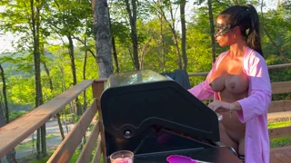 Ibu Tiri Digendot Keras Saat Memasak di Luar!