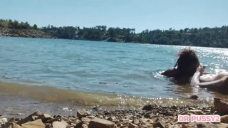 Я отсосала тот татуированный член в воде прямо перед туристами на лодке поздним вечером!