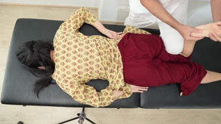Yo, poglej to indijsko desi punco pri vroči masaži!