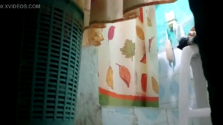 Gola zrela žena sa velikim sisama izložena