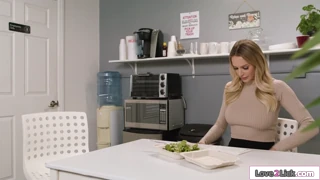 Collega tette grosse mi dita fica e lecca durante pausa pranzo