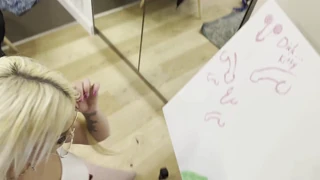 Minik dar amcıklı sanat öğrencisi yavaş edging el işiyle azdırıyor