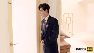 Kenzie Reeves가 DADDY4K의 경험 많은 나이든 남자와 생섹스에서 잡혀