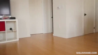 Zanimljiva tinejdžerka 18+ istražuje intenzivno prstajuće