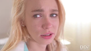 Hej, podívej se, jak Angelica Heart dominuje jako femdom doktorka, která fistuje Arteyu v klinice