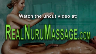 Busty MILF masseuse Dee Williams offre une titfucking intense dans une session Nuru mouillée