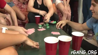 Grup Lesbian și Hetero Se Aruncă într-un Frenzy Hardcore de Fellatio