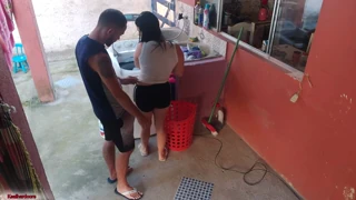 Después de que el jefe se fue, la criada cedió a mi deseo duro