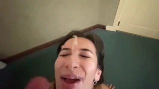 MILF na Natatalo sa Cuckold Bet at Nagbubukas ng Binti para sa Kaibigan ng Asawa sa Homemade Action