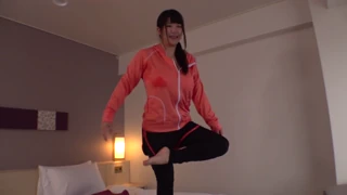 Dold kamera fångar japansk kurvig modell som klär på sig sexigt