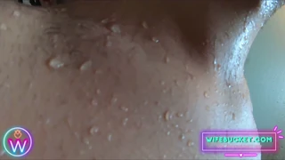 Partie rapide maison dans la salle de bain glissante - il la plie vite !