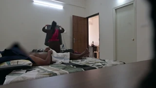 अरे, भारतीय मेड्ससोबत गर्म थ्रीसम बघू का?