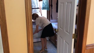 Hej, misliš, da ta seksi milf lahko odoli sosedovemu fantu v pralnem prostoru?