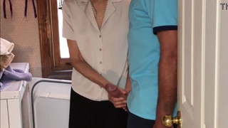 Hej, myslíš, že tato sexy milf odolá sousedovu chlapci v prádelně?