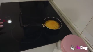 شاب هاوي يُطعم ويُدق من قبل ميليف ناضجة برية فانيسا كولومبيانا