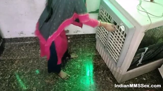ഇന്ത്യൻ ഭാര്യ വാട്ടർ കൂളർ റിപ്പയർ ചെയ്യുന്ന ഇലക്ട്രീഷ്യന് കടുത്ത ചൂത്തൽ