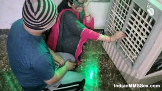 Indian Wife Kinantot nang Malakas ng Elektrisyano na Nag-aayos ng Water Cooler