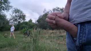 Regarde un mec audacieux flasher et caresser sa grosse bite en public près d'une beauté stupéfaite