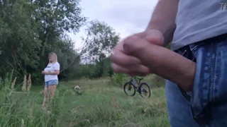 Privește tip îndrăzneț flashând și mângâind pula mare în public lângă frumusețe uluită