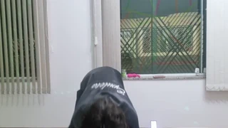 Espuleta Maia flitst blote lijf bij kledingwissel met open straatraam!
