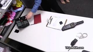 Cosa succede quando una MILF tettona rossa affronta una ricerca d'ufficio hardcore?