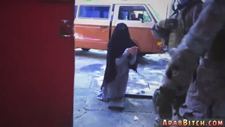 年轻阿拉伯士兵加入酒店业余群P狂欢