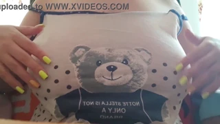 בחורה ביישנית חושפת ציצים ענקיים במקום ללמוד!
