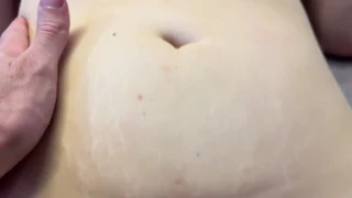 Wow, Unaweza Kushughulikia Chubby Blonde 18yo na Mkundu Matiti Kitandani?
