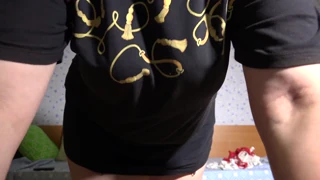 Kijk naar deze volle rijpe vrouw die plaagt met sappig lichaam en tanga's past op webcam