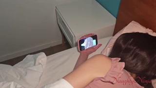 Üvey Kız Kardeşimin Yanında Uyurken Onu Hentai'ye Mastürbasyon Yaparken Yakalıyorum