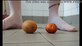 Fotlek strømpebukser knuser frukt - sexy tykk amatør fetish-vibe
