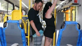 Vad buszos nap: Merész srác dörzsölődik barna nő kerek seggéhez
