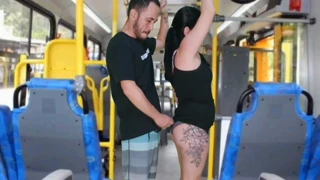 Doar o zi sălbatică în autobuz, un tip îndrăzneț se freacă de fundul rotund al unei brunete până termină pe rochia ei