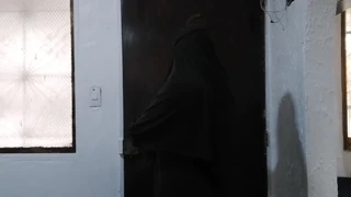 Arabisk MILF i svart hijab spruter hardt mens hun rir dildo på webcam