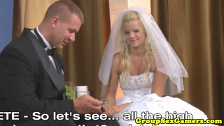 Blonde Braut will Kitzlerlecken im Hochzeitskleid