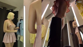 분주한 탈의실에서 숨겨진 카메라가 옷을 입어보는 블론드 아마추어의 주스 같은 보지를 업스커트 뷰로 포착한다