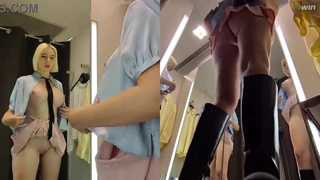 Nel camerino affollato, telecamera nascosta cattura vista upskirt di figa succosa bionda amatore mentre prova abiti