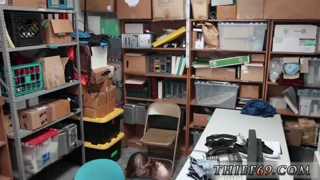 Drobná 18+ podezřelá v policejní uniformě dává hardcore první oral štěstí policajtovi
