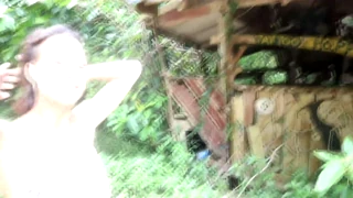 ¿Haciendo sexo en medio del camino del bosque?