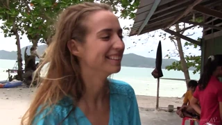 Brineta mlada model Milana G svlači se topless, pokazuje male sise i čvrstu guzu vani