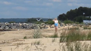 Voel de Hitte: Volslanke Blonde in Wit Badpak op Strand