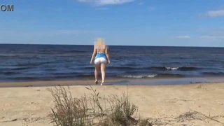 Sentindo o Calor: Loira Curvilínea em Maiô Branco na Praia