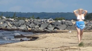 Gorąco na Plaży: Krągła Blondynka w Białym Kostiumie