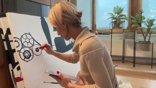 Blondinska pornska zvezda draži s tesno mokro pičko in samostojno analno igro v studiu