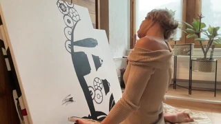 Blonde Pornstar neckt mit enger nasser Muschi und Solo-Anal-Spiel im Studio