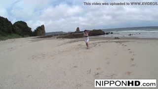 Azjatycka piękność wysysa faceta na plaży w słońcu