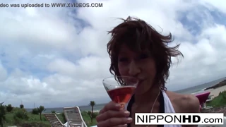 Asiatisk hottie suger sin mand tør på solrig strand